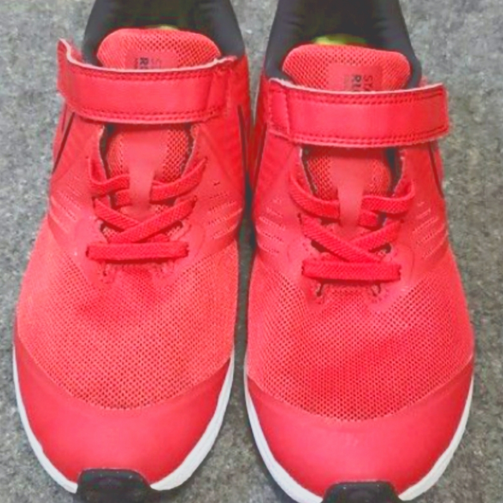NIKE tennis shoes for big kids. Size 3Y.